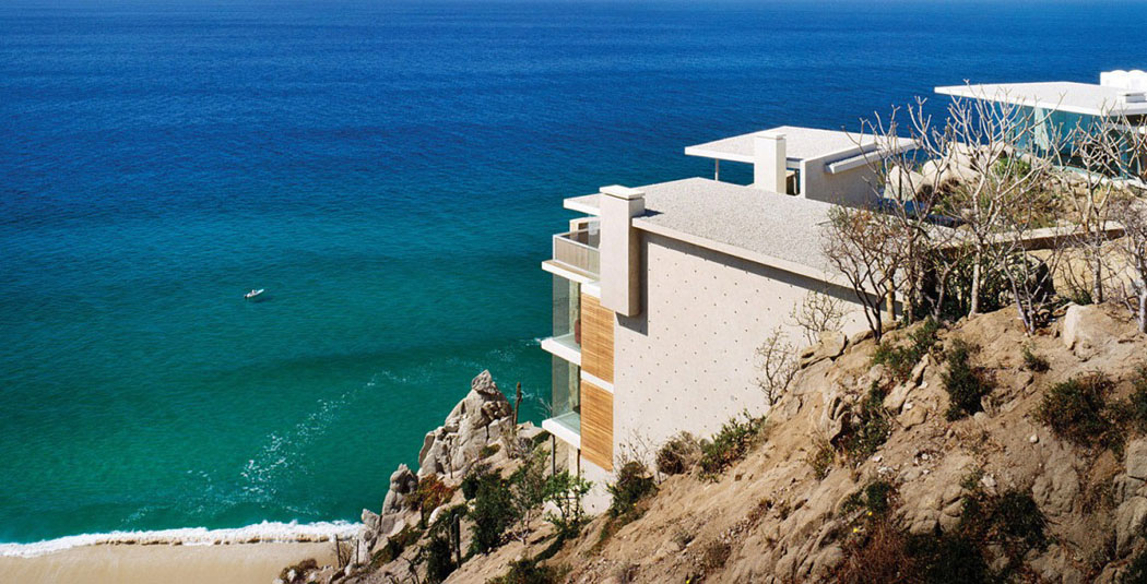 Bâtie sur une colline rocheuse cette maison fait partie des biens immobiliers très prisés grande résidence de vacances avec vue sur la mer