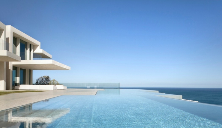 Grande piscine à débordement extérieure pour des vacances uniques grande piscine à débordement luxe villa