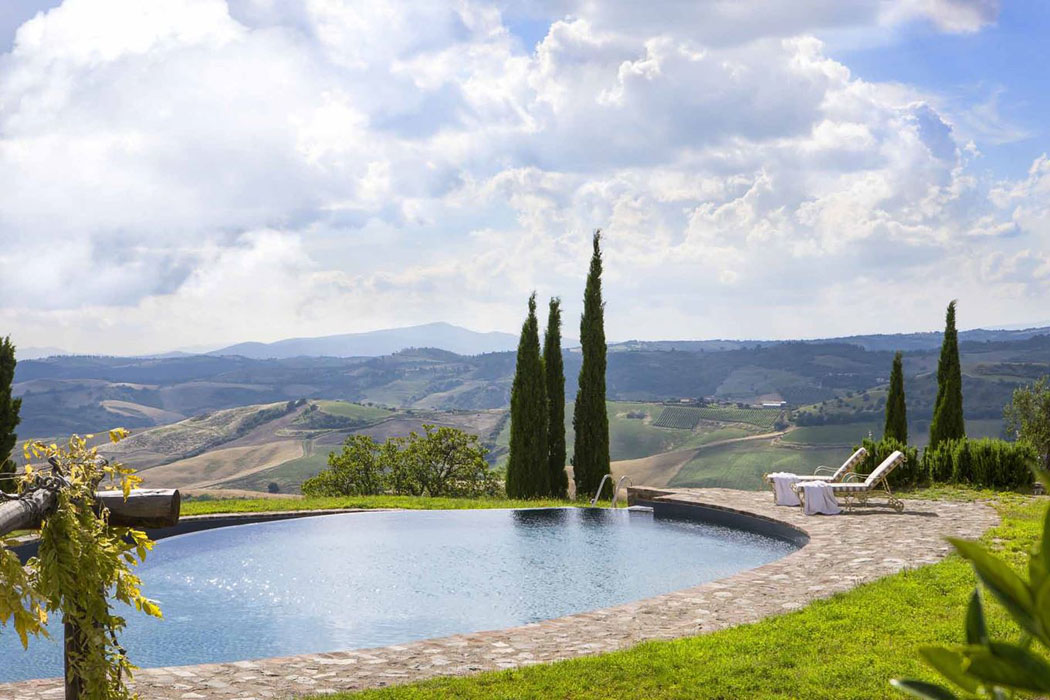 La piscine a été réalisée de manière à se fondre dans le paysage naturel des lieux piscine maison de campagne luxe