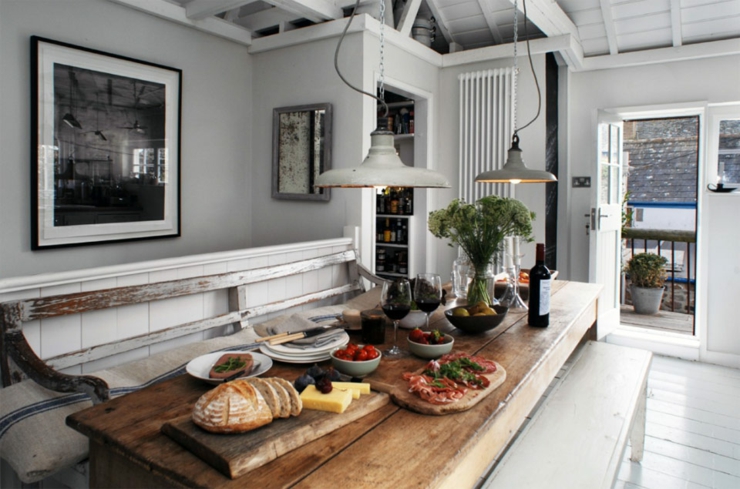 Cuisine et salle à manger prête à accueillir jusqu'à 4 personnes cuisine rustique conviviale maison de vacances