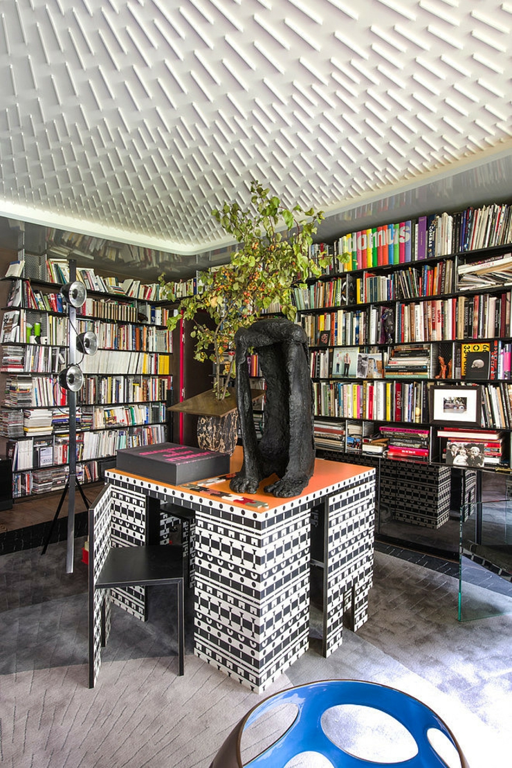 Pièces uniques ou série limité dénichés par le designer immobilier de luxe bibliothèque appartement parisien