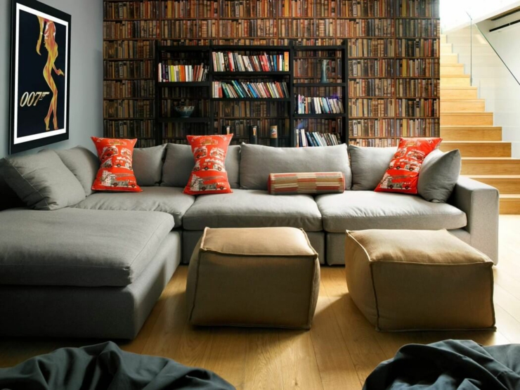 Bibliothèque personnelle au rez-de-chaussée avec des assises confortables bibliothèque personnelle maison