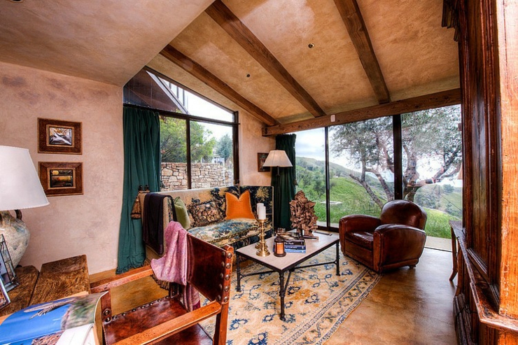 Petit salon faisant également office de bureau occasionnel résidence de prestige sur la côte