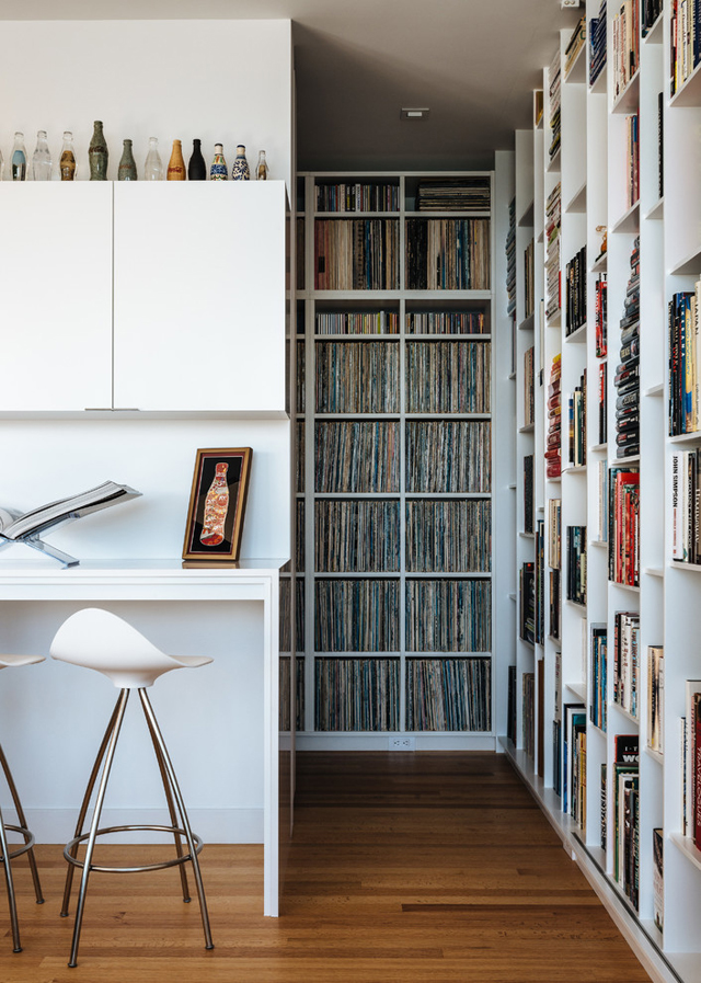Intérieur aux étagères chargées de livres