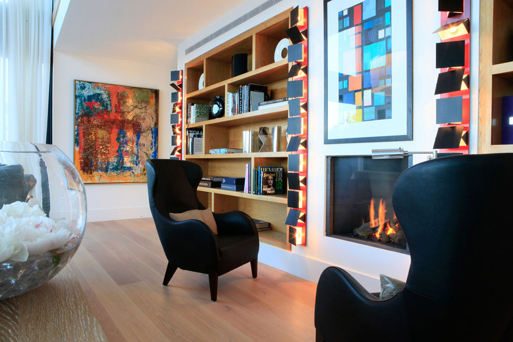Une cheminée près de la bibliothèque apporte un côté convivial et chaleureux à l’intérieur de cette villa de rêve location de luxe villa saint-jean cap ferrat