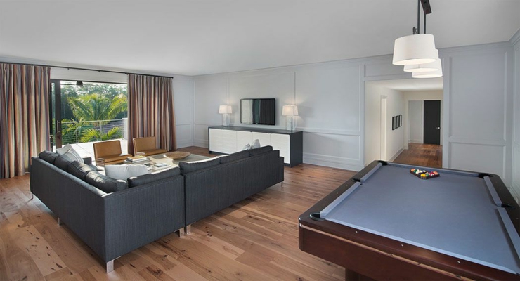 Salon multimédia et salle de jeux notamment avec la table de billard Salle de billards à la maison