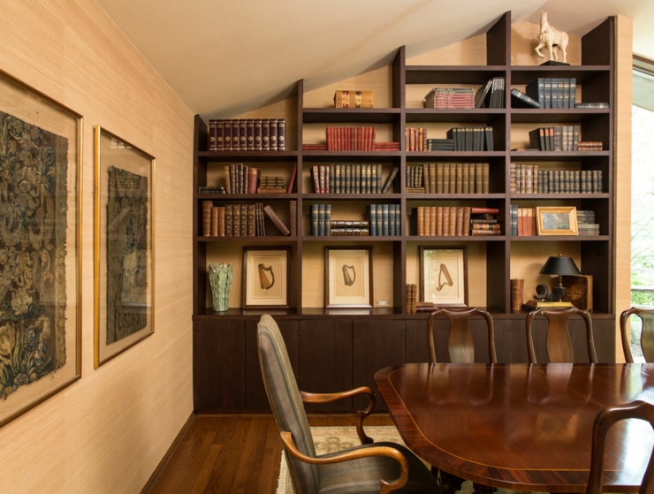 Bibliothèque et grande table en bois massif pour une ambiance chaleureuse maison familiale à l'intérieur design rustique
