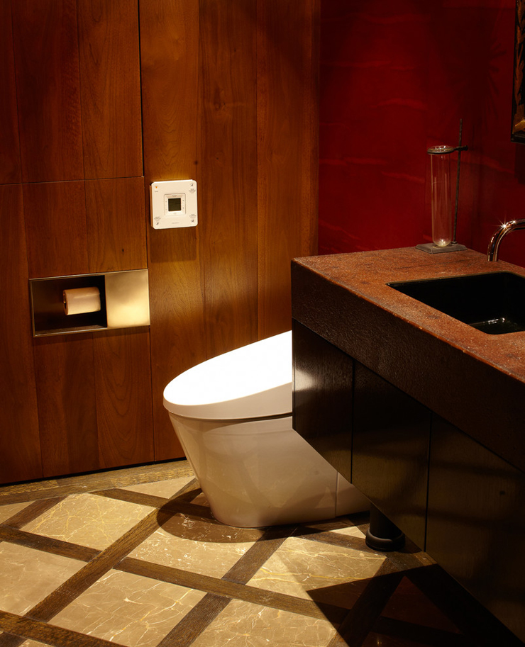 Toilettes au design original de cet appartement de standing toilettes aux murs en bois