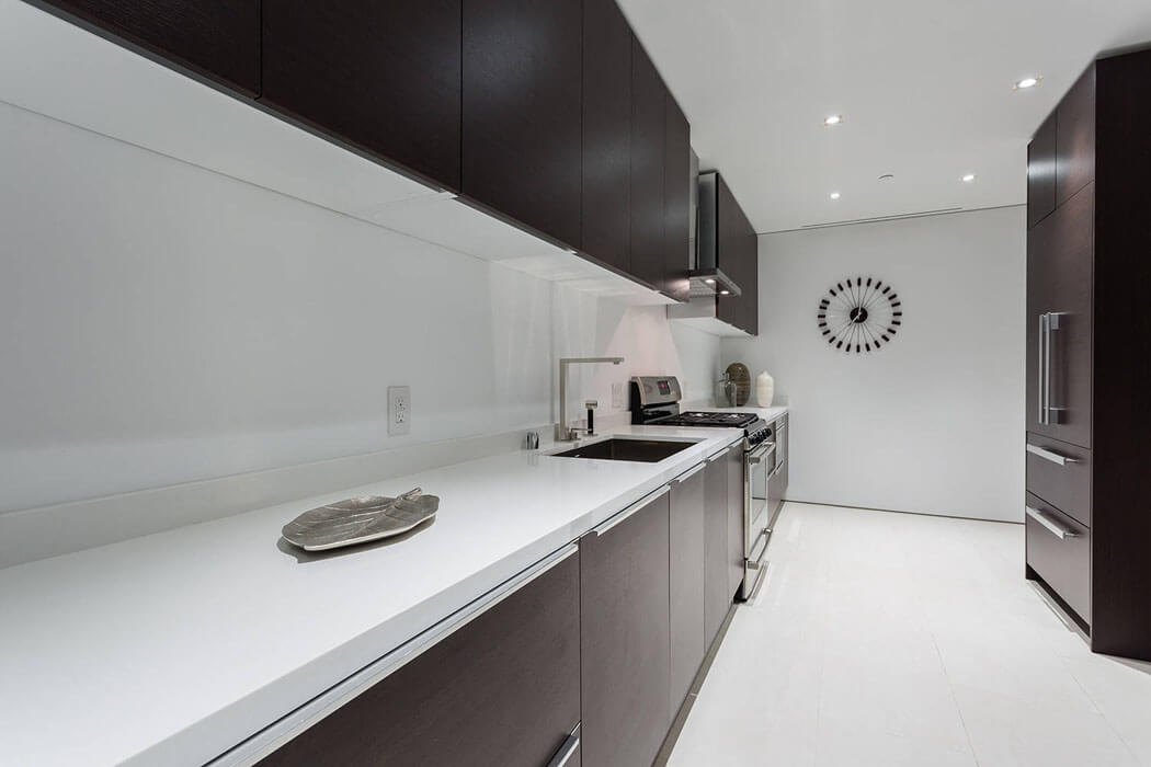 Les aménagements supplémentaires tels que la buanderie sont situés dans le sous-sol de cette maison neuve et luxueuse buanderie aménagement design idées