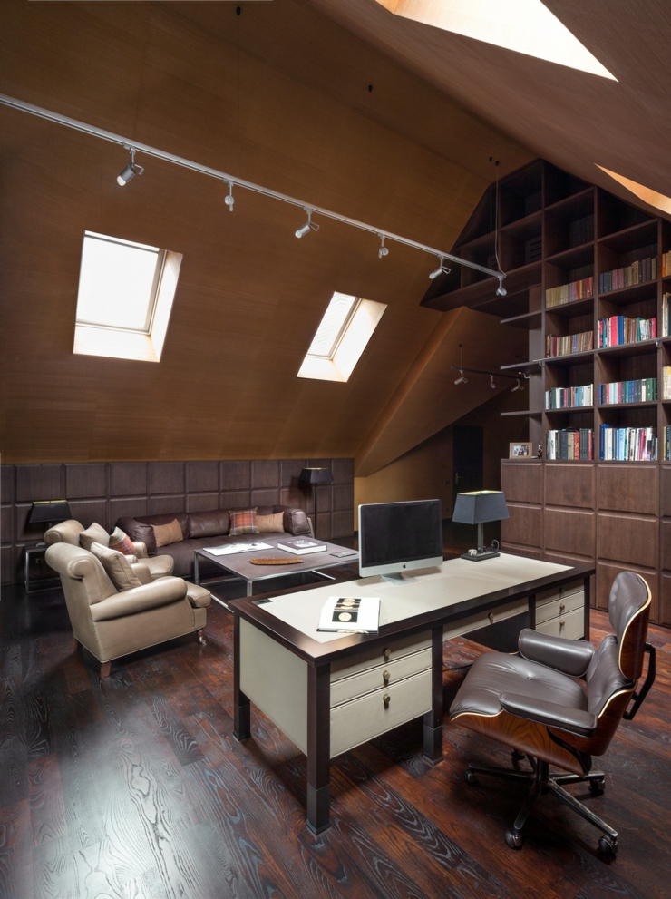 Bureau et bibliothèque aménagés dans les combles bureau en bois massif aménagé combles de la maison