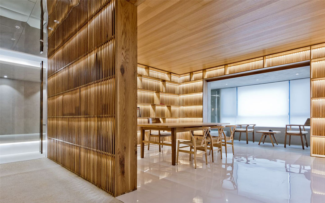 Les étagères en bois habillement éclairées par des petits luminaires LED transforment l’aménagement de la pièce originale maison de ville intérieur meubles en chêne