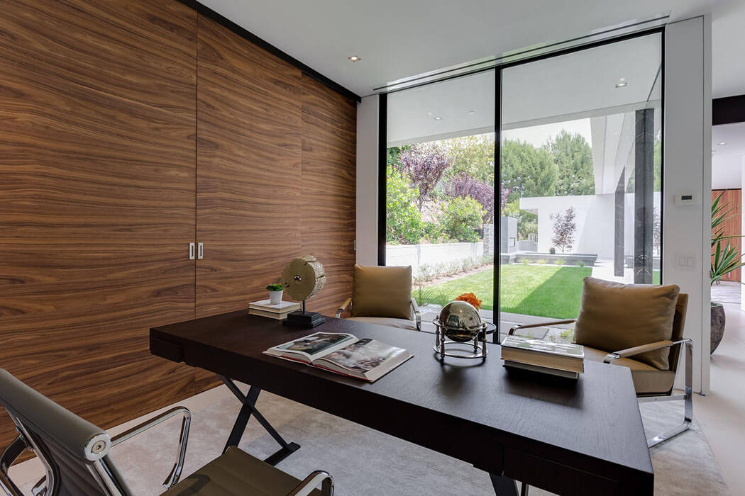 Près de l’entrée principale se trouve le bureau inondé de lumière tout comme le reste de l’intérieur bureau à la maison exemple d'amenagment mobilier