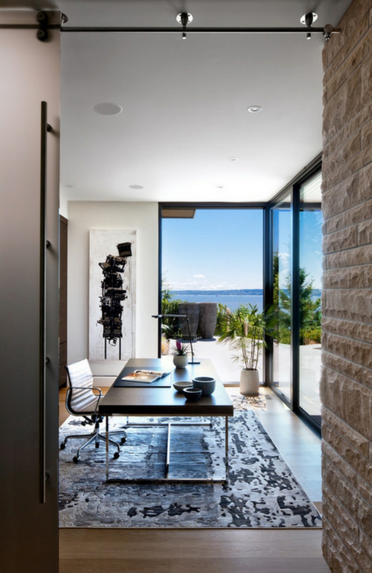 Le bureau de cette maison moderne à la façade vitrée bureau de maison citadine avec vue