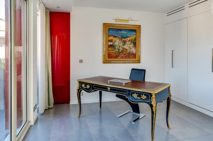Bureau au mobilier élégant et porte-fenêtre donnant sur la terrasse bureaux éclectique design bourgeois