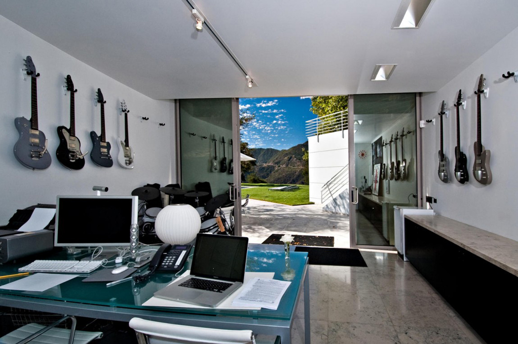 Collection de guitares en guise de décoration professionnelle créative pour le bureau Bureau avec grande ouverture donnant sur l'extérieur