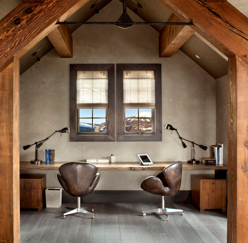 Bureau dans les combles de cette prestigieuse résidence secondaire en plein montagne aménager combles maison en bureau