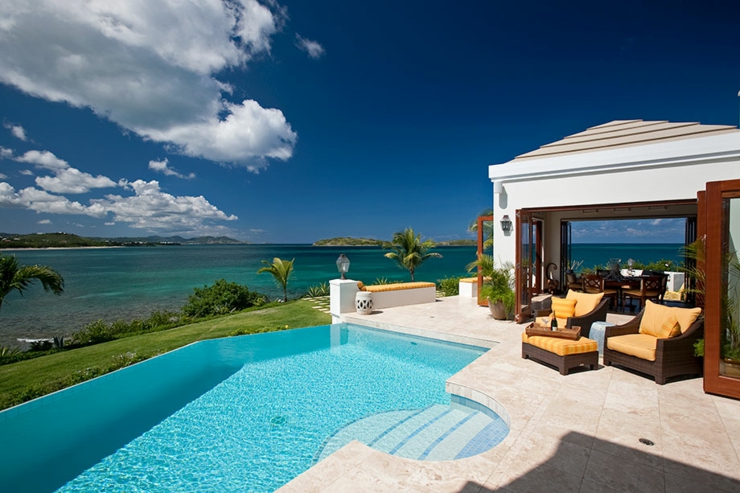 La terrasse autour de la piscine outdoor chauffée villa de location vacances exotiques