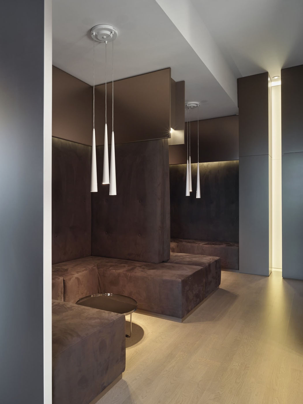 Des séparés de détente aux assises basses à l’ameublement moderne café détente salon canapé bas