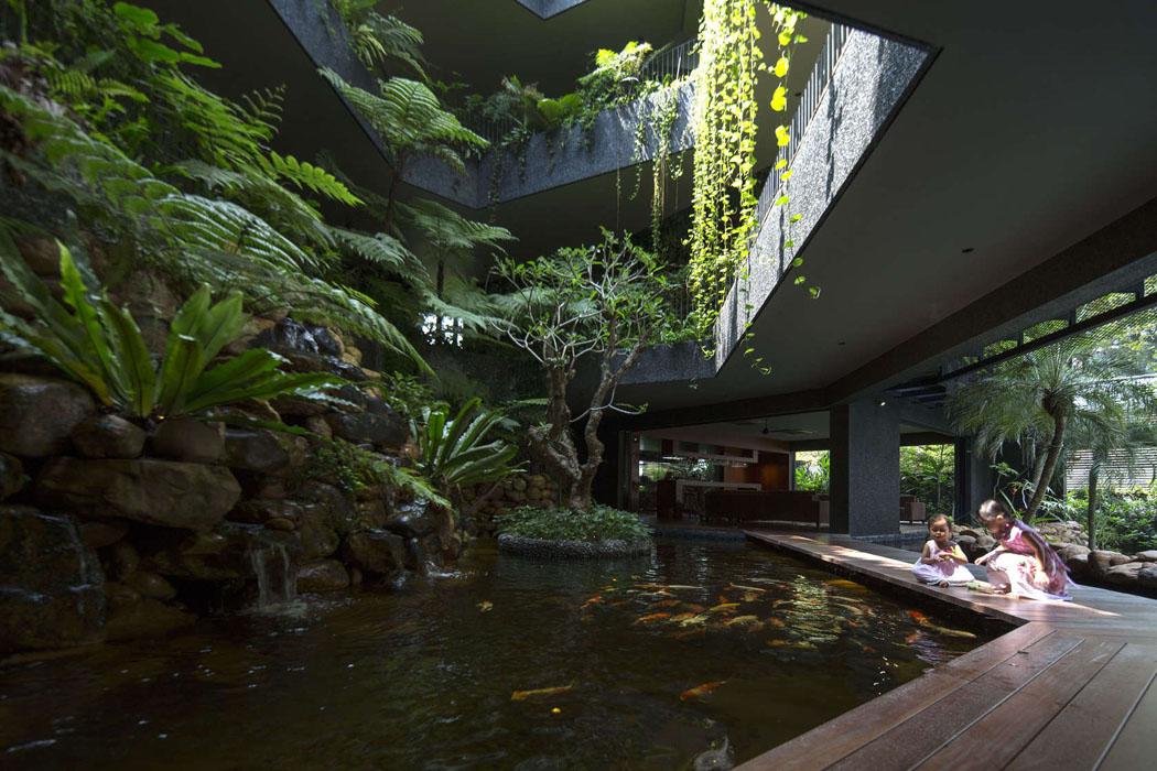Un vrai jardin exotique, relaxant et reposant où les familles et les enfants se réunissent tous les jours patio cour intérieure jardin piscine luxe
