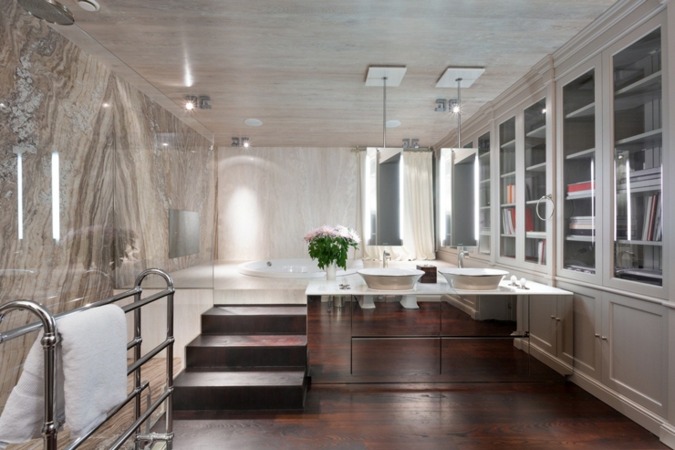 Spacieuse salle de bains de la maison de luxe belle salle de bain spacieuse luxe
