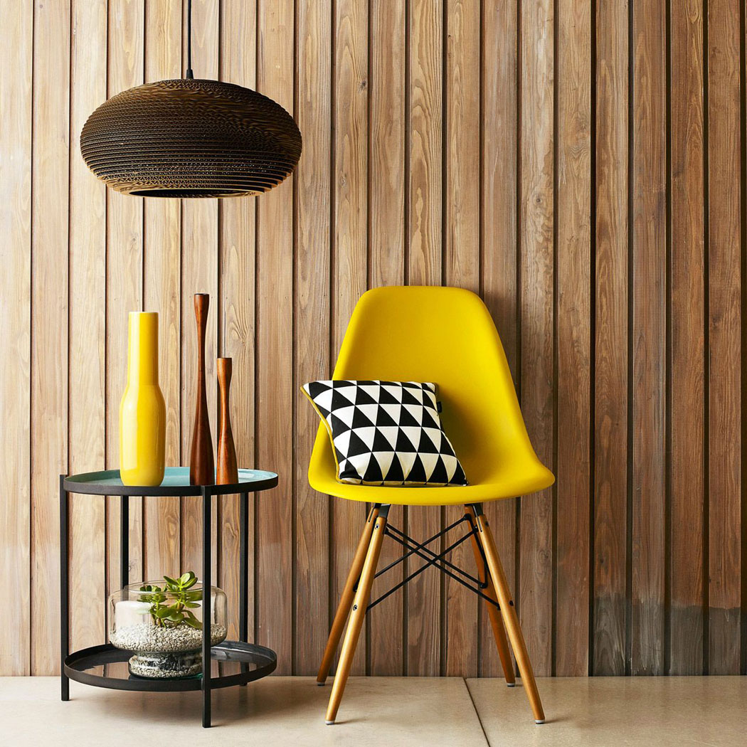 entrée originale en jaune chaise eames
