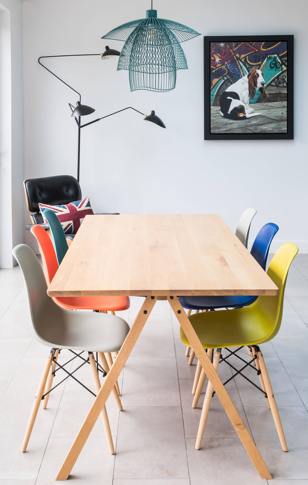 Table à tréteaux dont le design se marie à merveille avec les chaises Eames salle à manger moderne table chaises eames icône