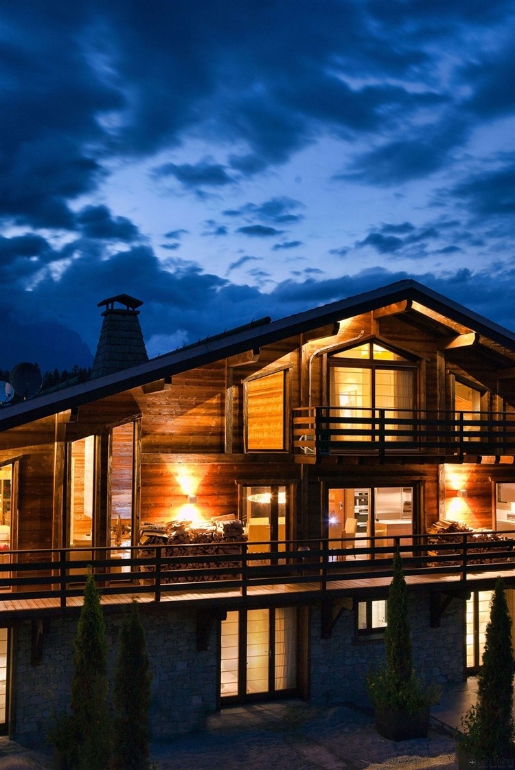 Le chalet en bois illuminé dans la nuit superbe chalet en bois montagne