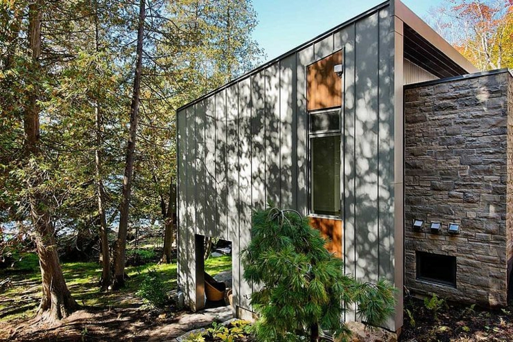Façade du chalet en bois en matériaux rustiques vue extérieure maison en bois montagne