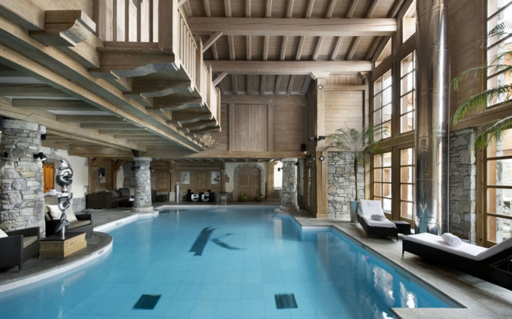 Piscine intérieure chauffée de ce chalet de luxe piscine intérieure chalet de ski luxe Alpes