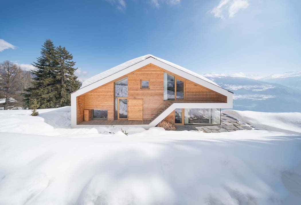 La partie arrière de cette belle demeure où l’ancienne entrée officielle de la propriété a été sauvegardée rénovation ancienne maison alpine
