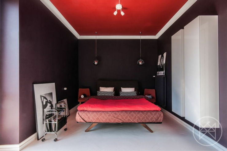 Chambre fidèle à la décoration d’intérieur aux teintes prononcées chambre à coucher parentale en rouge