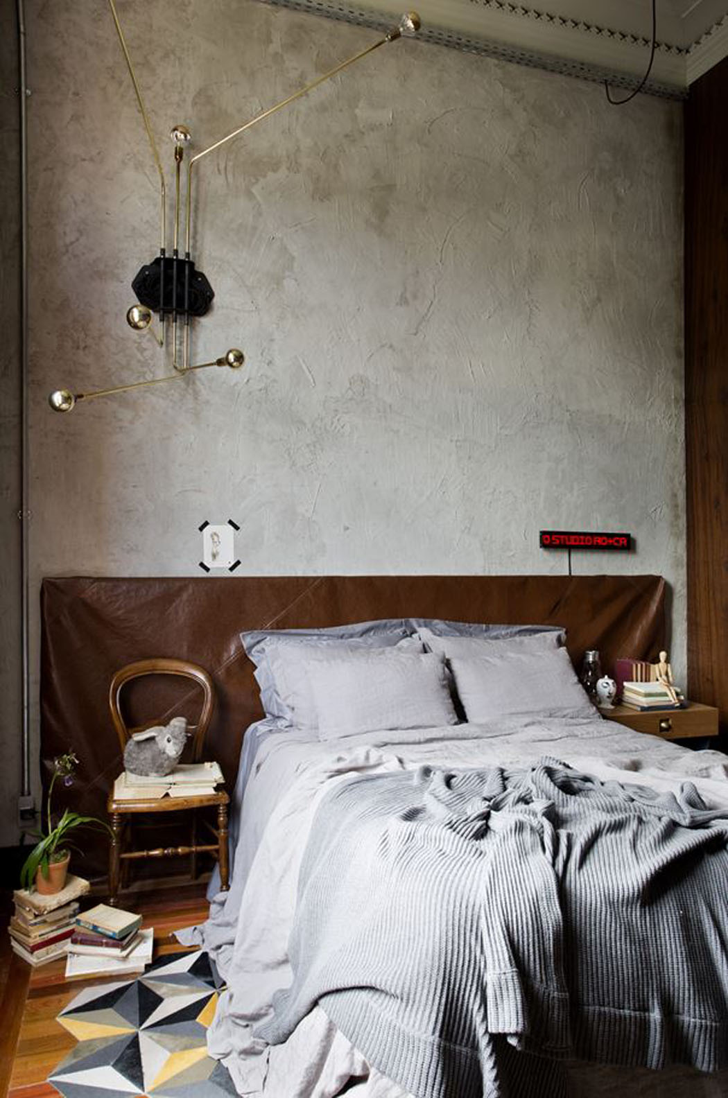 La seule chambre à coucher de l’appartement suit fidèlement le style multiculturel de l’appart chambre rénovée double lit déco