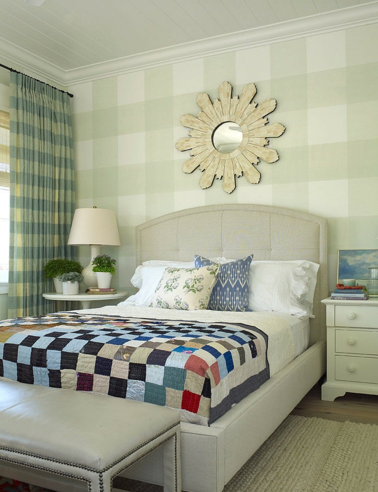 Chambre à coucher au plaid patchwork chambre ancienne rustique villa de mer