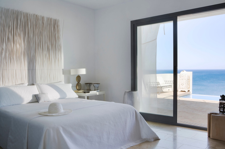 Une des chambres de cette villa de vacances au design luxe et simple Chambre avec vue sur mer villa de luxe