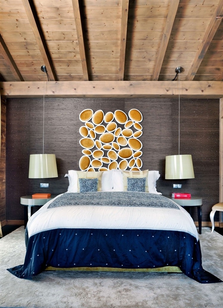 Une des chambres de ce chalet en bois à la déco originale plafond bois chalet de ski vacances montagnes alpes