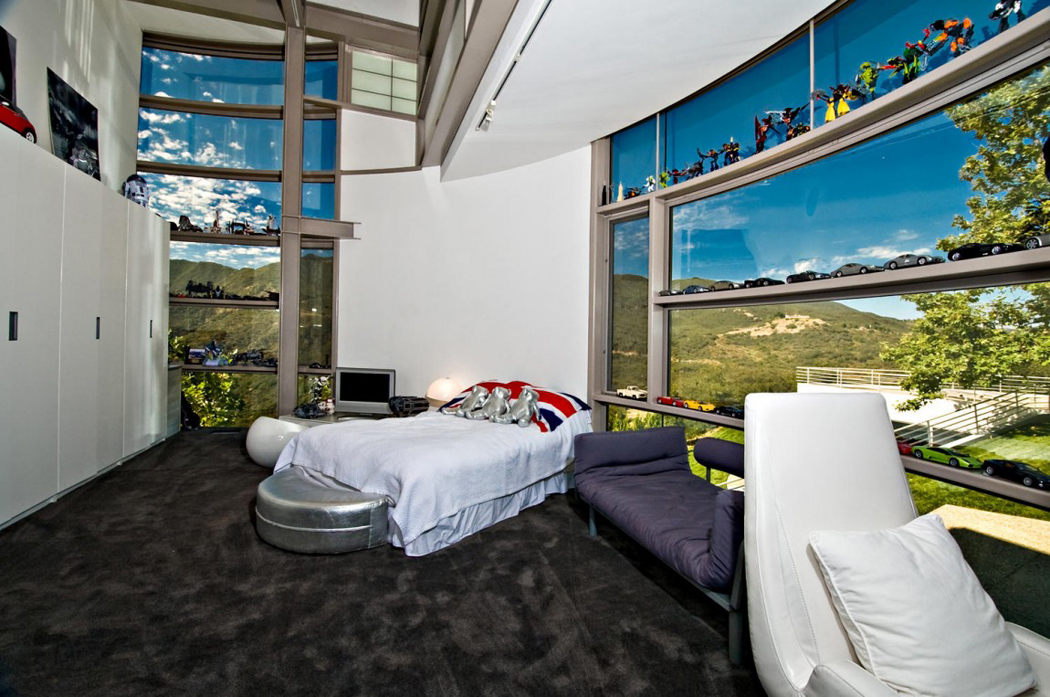Une des chambres des enfants avec vue panoramique sur l’extérieur Chambre de garçon à la déco sympa