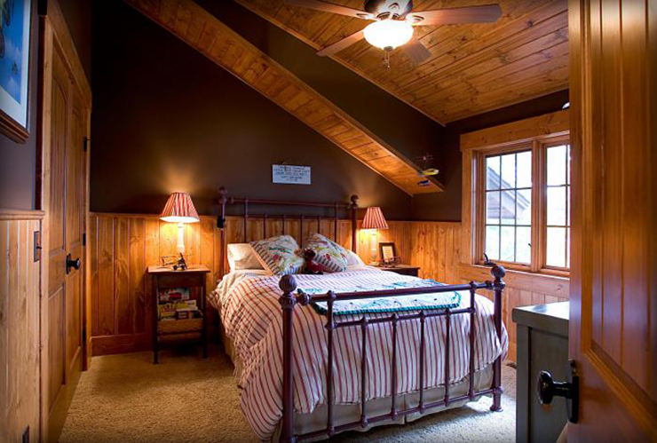 Chambre aménagée dans les combles de cette maison avec vue chambre rustique belle demeure de lac