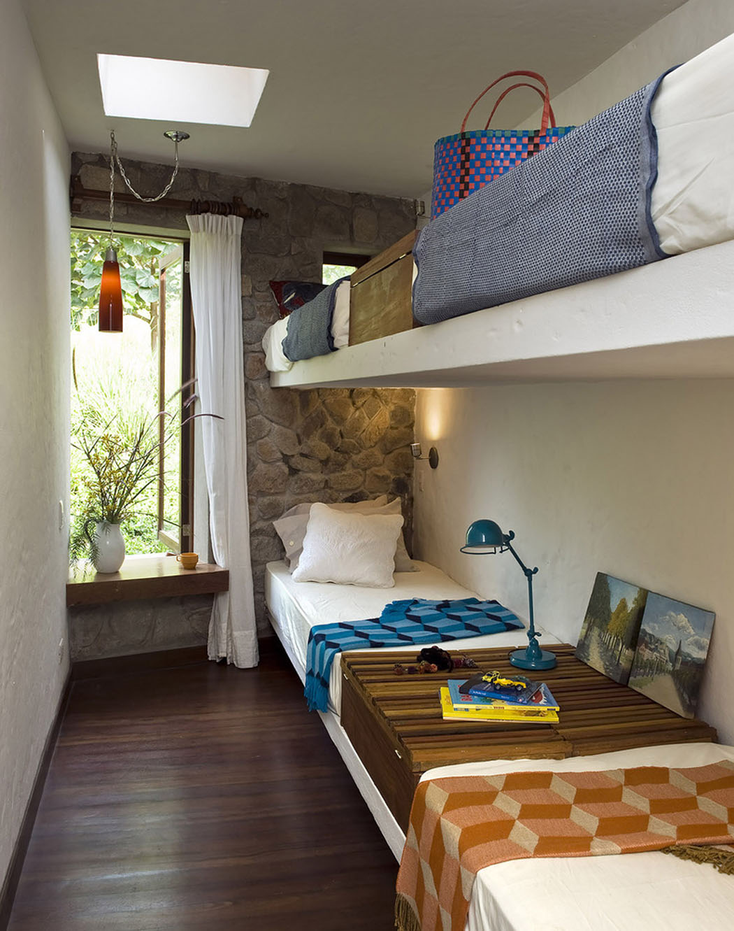 Petite chambre aménagée dans les combles aux quatre lits superposés chambre d'amis quatre lits