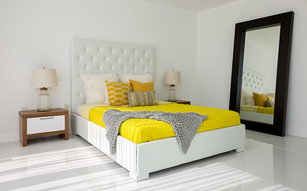 Une des chambres à l’ameublement minimaliste de cet appartement en duplex chambre d'ami décoration sympa