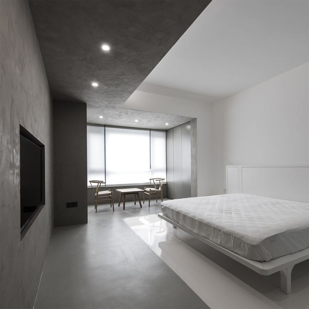 Transposée à l’opposé se trouve une seconde chambre d’amis à l’ambiance presque spartiate en blanc et gris béton chambre design moderne voire futuriste