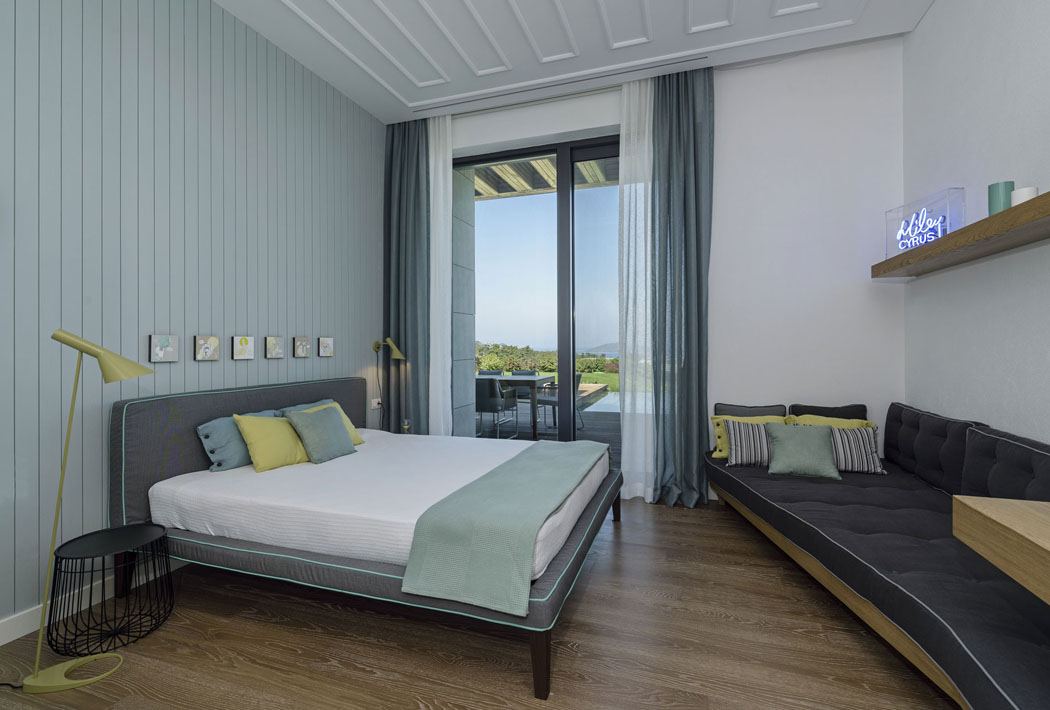L’une des chambres à coucher meublée dans un style épuré et sobre ameublement minimaliste chambre moderne