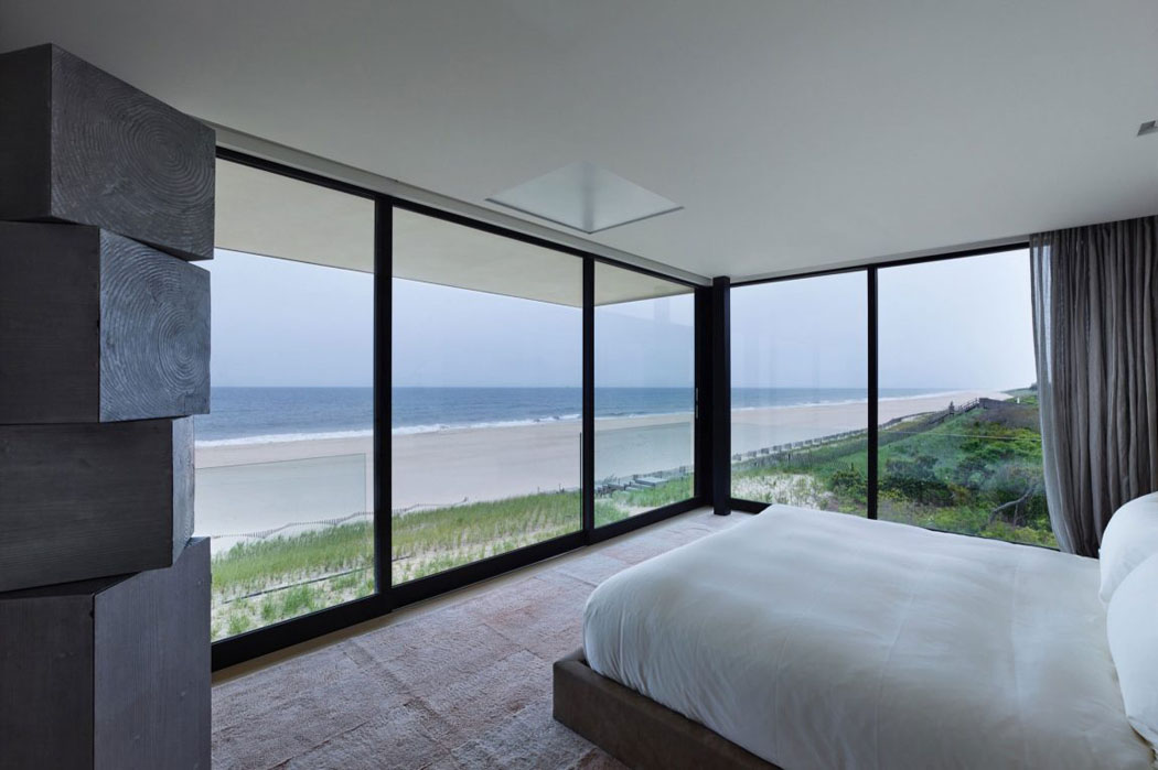 Petite superficie pour les chambres et peu de meubles puisque l’accent tombe sur le merveilleux panorama vue panoramique depuis chambre maison d'architecte plage mer
