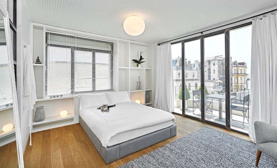 La chambre des maitres possède un petit plus : son balcon donnant sur la vieille partie d’Istanbul chambre principale avec balcon logement citadin