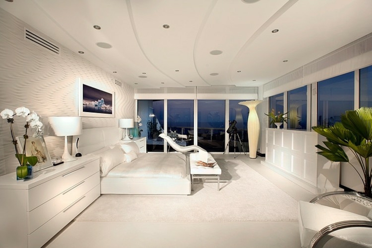 Vaste chambre à coucher parentale tout en blanc chambre avec vue sur la mer
