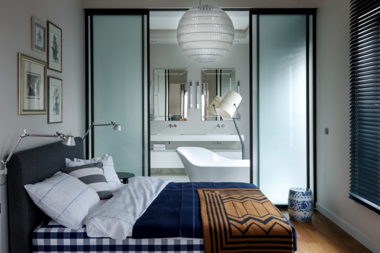 La chambre aménagée au premier niveau avec sa salle de bains chambre d'amis avec salle de bains