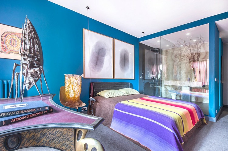 Chambre décorée en bleu turquoise et gris ambiance créative artistique et luxueuse chambre