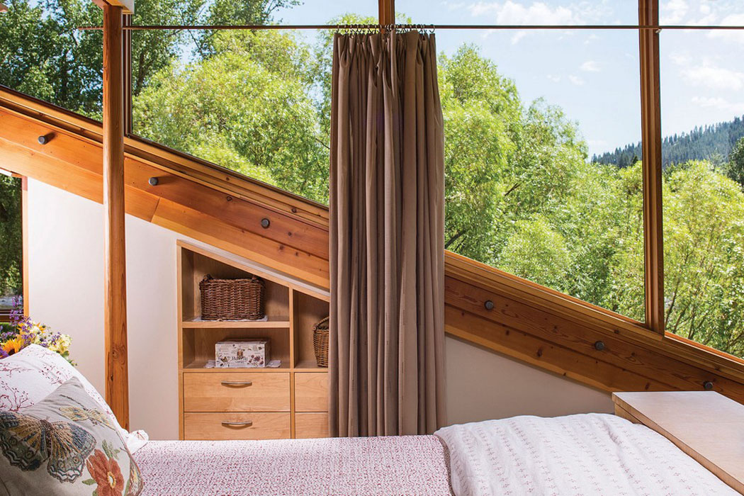 Des fenêtres multiples offrent un spectacle en toute beauté à observer depuis la chambre chambre principale chalet de luxe