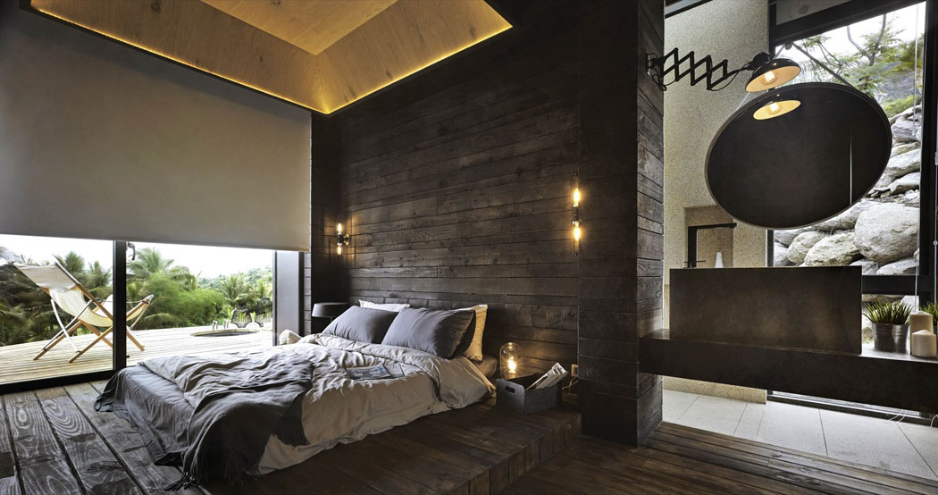 Minimaliste et charmant, l’intérieur des chambres au bois exotique fait rêver chambre lit double originale vue sur mer