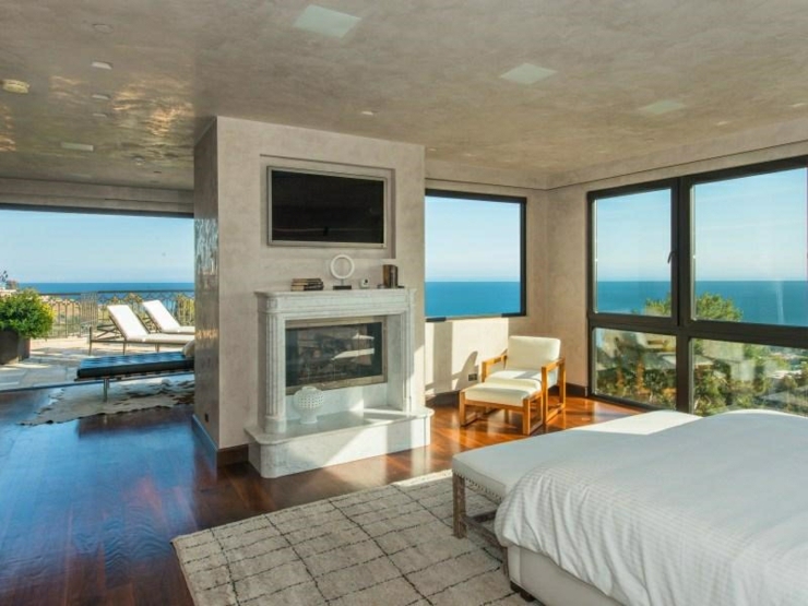 Une des cinq chambres de la propriété de prestige à Malibu Lumière chambre moderne luxueuse