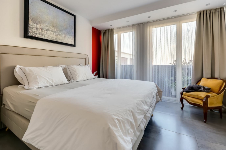 La chambre à coucher dans un style luxueux et épuré chambre appartement luxe duplex